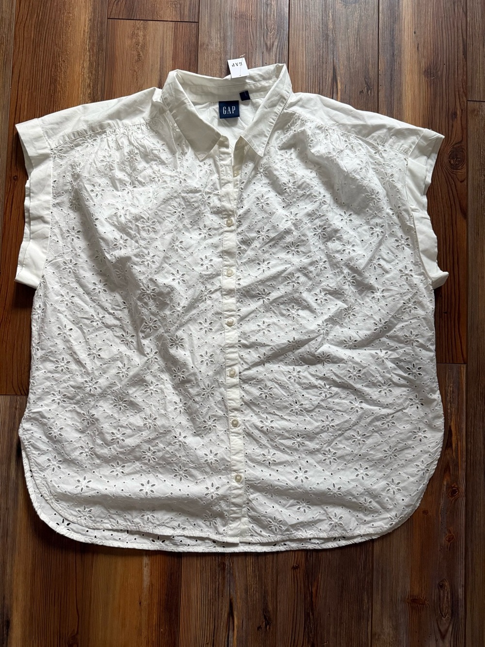 GAP White Eyelet Button-Front Short Sleeve Shirt